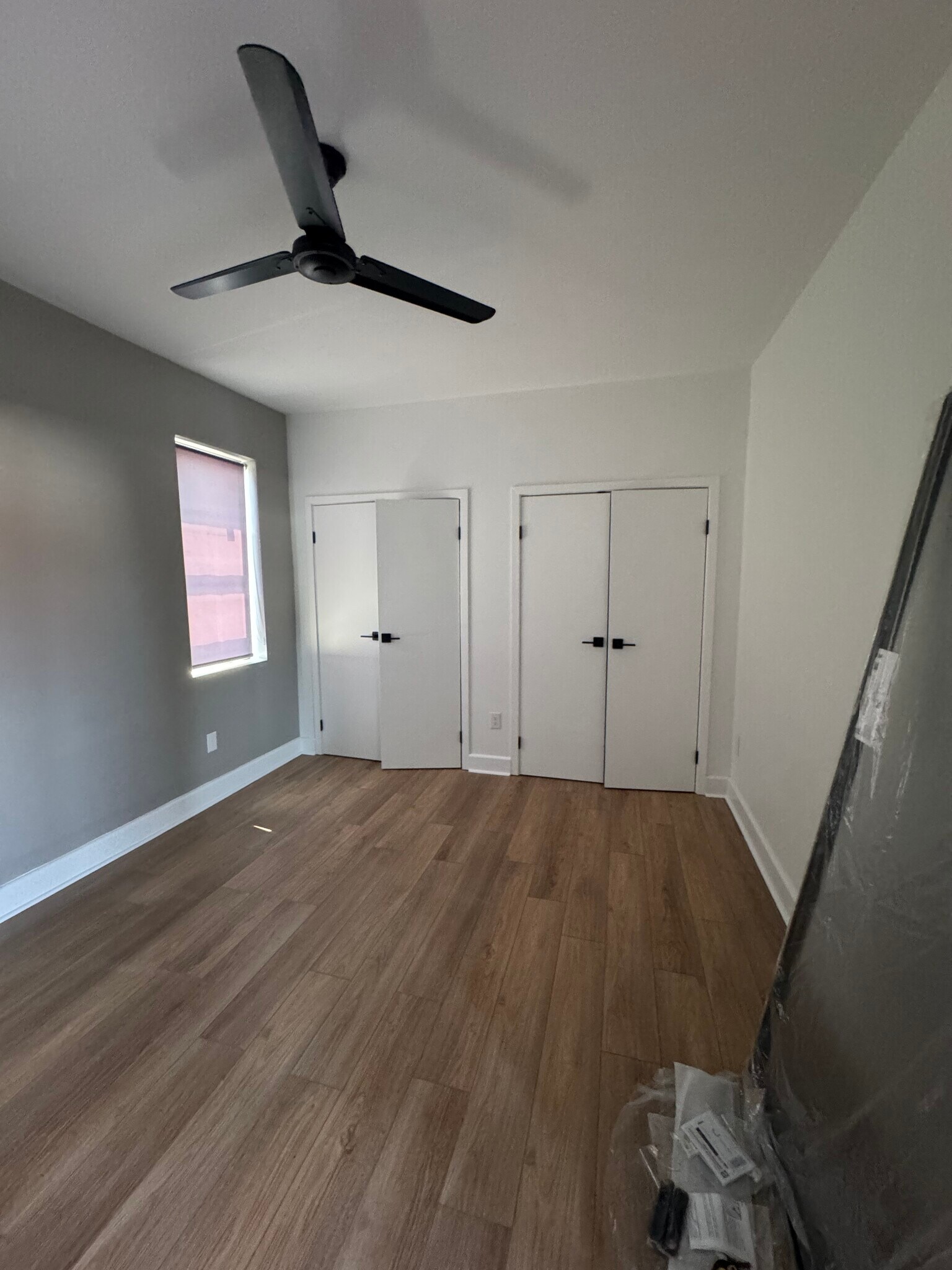 bedroom with double closets - 3101 W Cary St