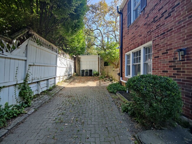Building Photo - *Beautifully Updated & Spacious 4BD/3.5BA ...