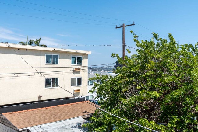 Building Photo - 3 Bedroom Townhome in Crown Point – Pacific Beach
