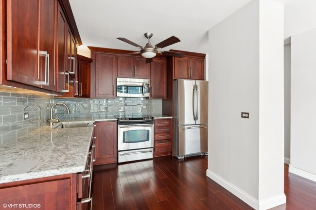 Building Photo - 1540 N La Salle Dr