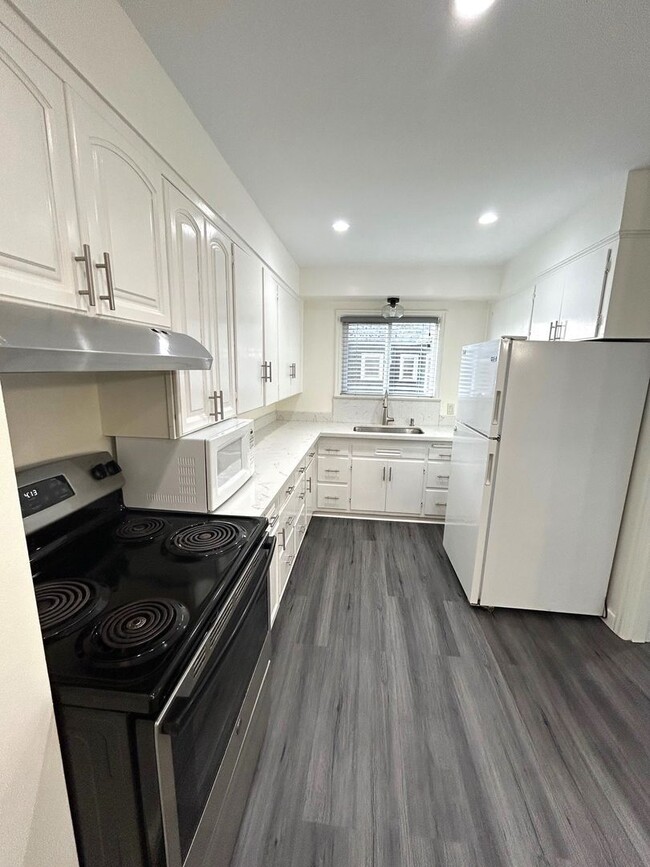 Building Photo - Completely Updated 2 bedroom 1 bath home w...