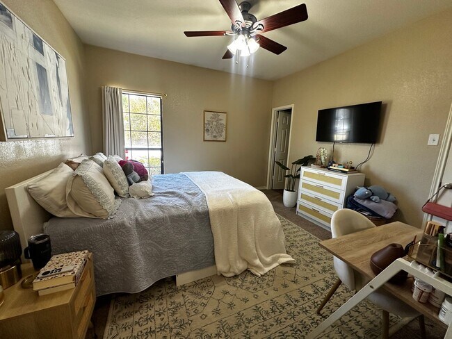 Building Photo - 5 Bedroom Near Campus
