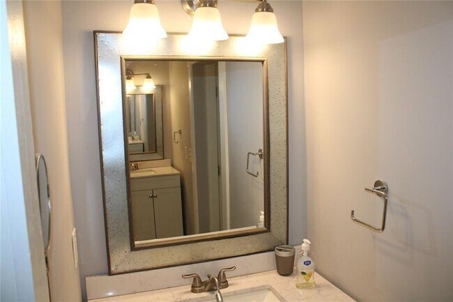 Building Photo - 4495 Kent Rd