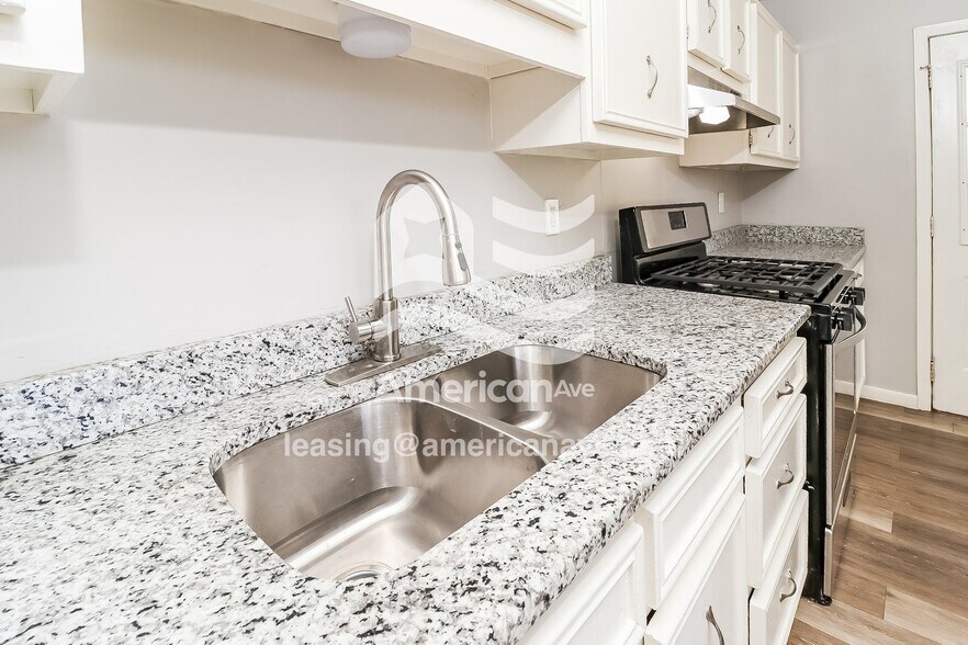 Building Photo - 1504 W 55th St