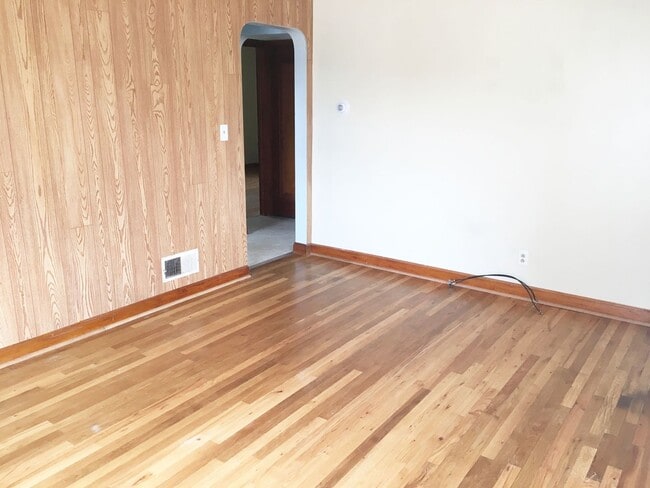 Building Photo - 3 Bedroom, 2 Bath Single Family Home with ...