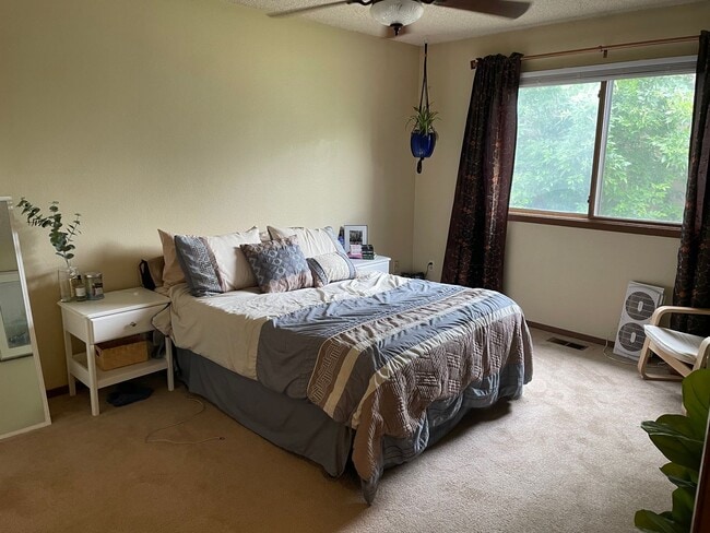Building Photo - Central Location! 4 Bed 2 Bath House in Fort Collins