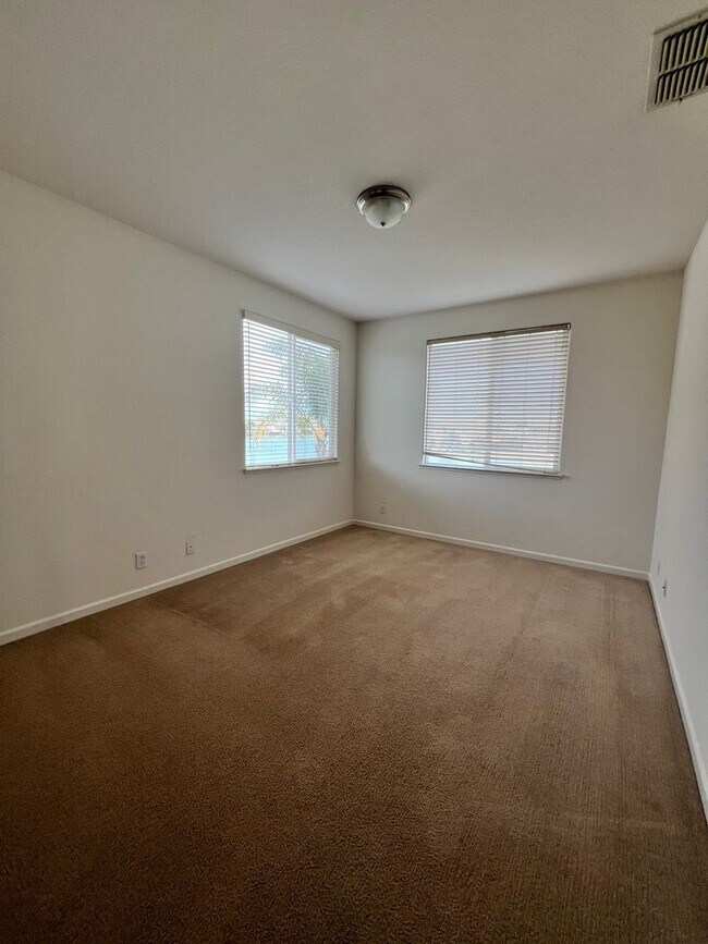 Building Photo - Luxury LAKEFRONT property!!!