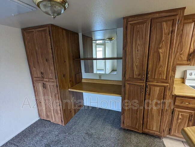 Building Photo - 461 W Holmes Ave