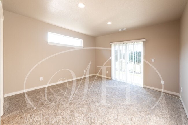 Building Photo - Brand NEW Home!  Overlooking the Golf Course!