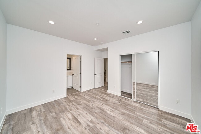 Building Photo - 603 W 41st Pl