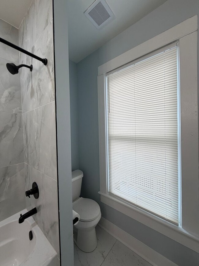 Building Photo - 1108 N Main St