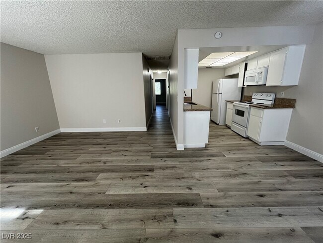 Building Photo - 1009 Willow Tree Dr
