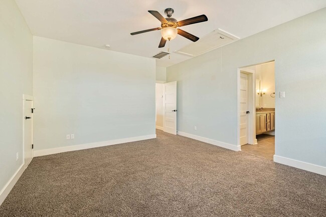 Building Photo - Stunning Modern Home in Desirable 78704 Ne...