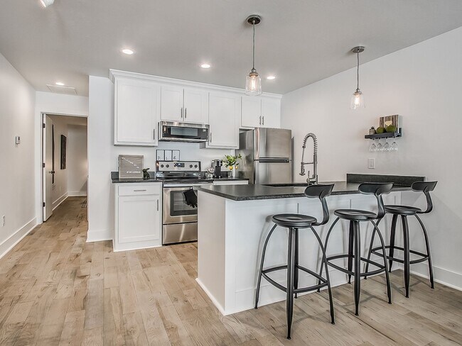 Building Photo - Champagne Plaza - Furnished Back House