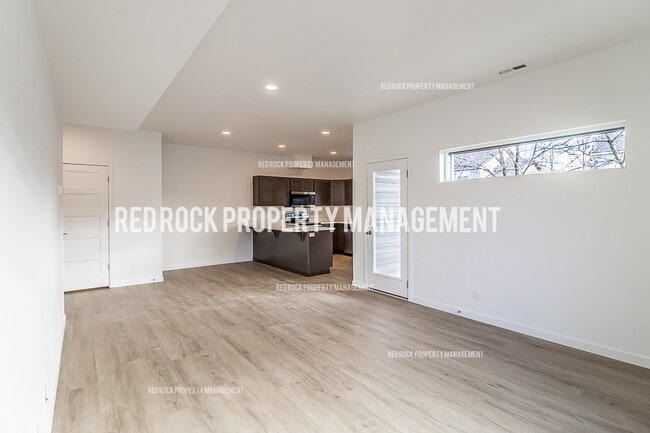 Building Photo - 1030 N Davis Ln