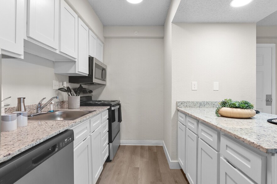 Building Photo - Avia Apartments