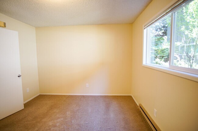 Building Photo - Sullivan's Gulch 1 Bed w/Hardwoods & Walk-...