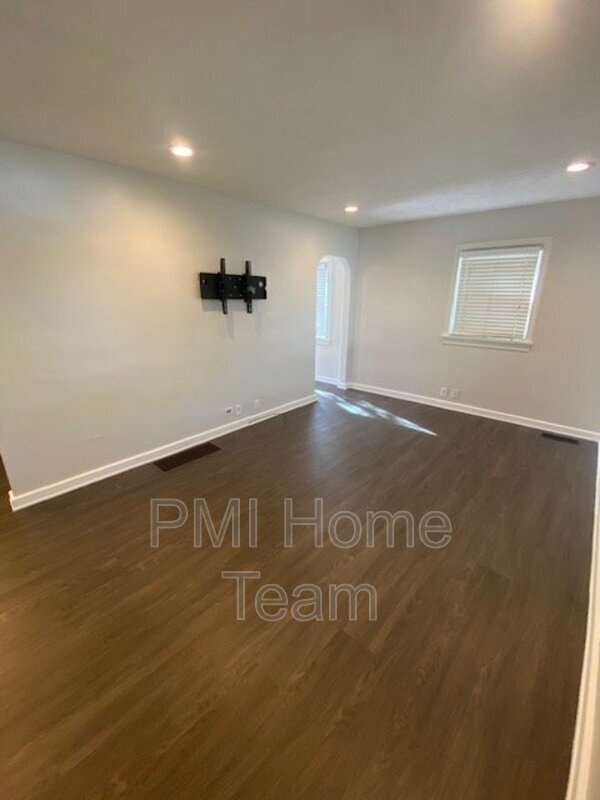 Building Photo - 330 E 100 N