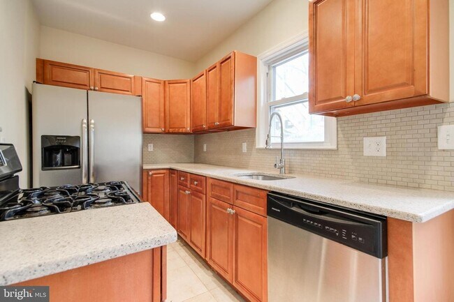 Building Photo - Beautiful and spacious 1 bedroom with office and backyard in Manayunk