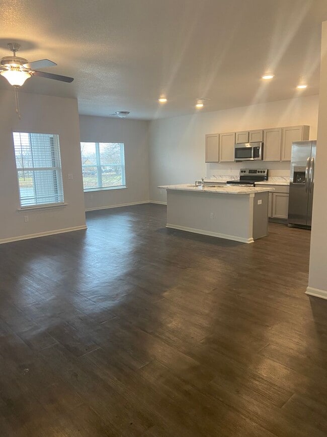 Building Photo - PRE-LEASING NOW — Modern 3-Bedroom | 2.5-Bath Living in Spring Hill