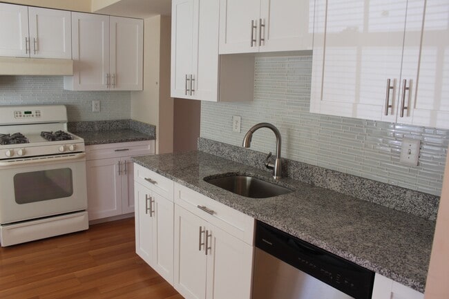 Building Photo - 3 Level  3 + 3.5 Ba w/2 BRAND NEW BATHROOM...