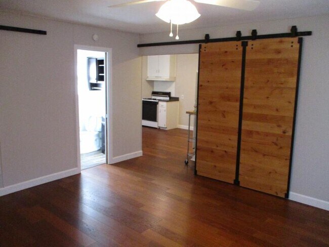 Building Photo - 1005 S 11th St