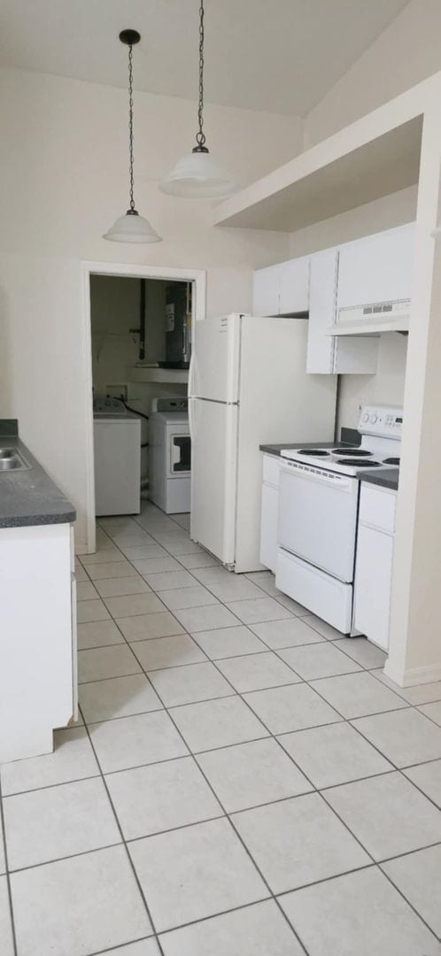 Building Photo - Clean & Bright 2 Bed / 2 Bath