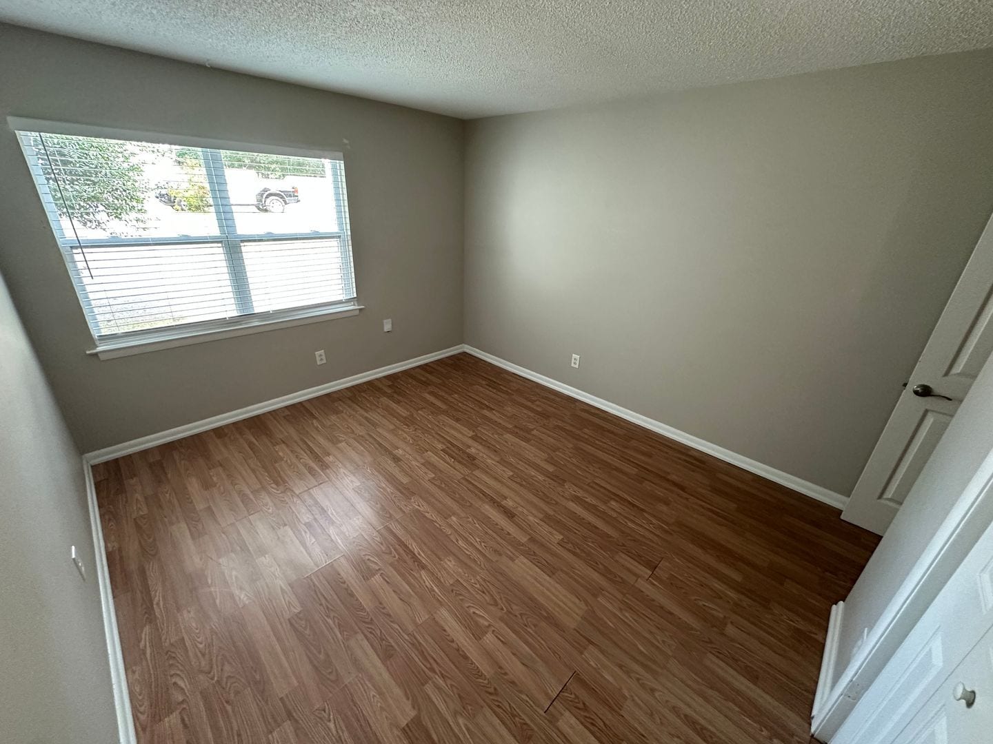Building Photo - 4630 Woodside Dr