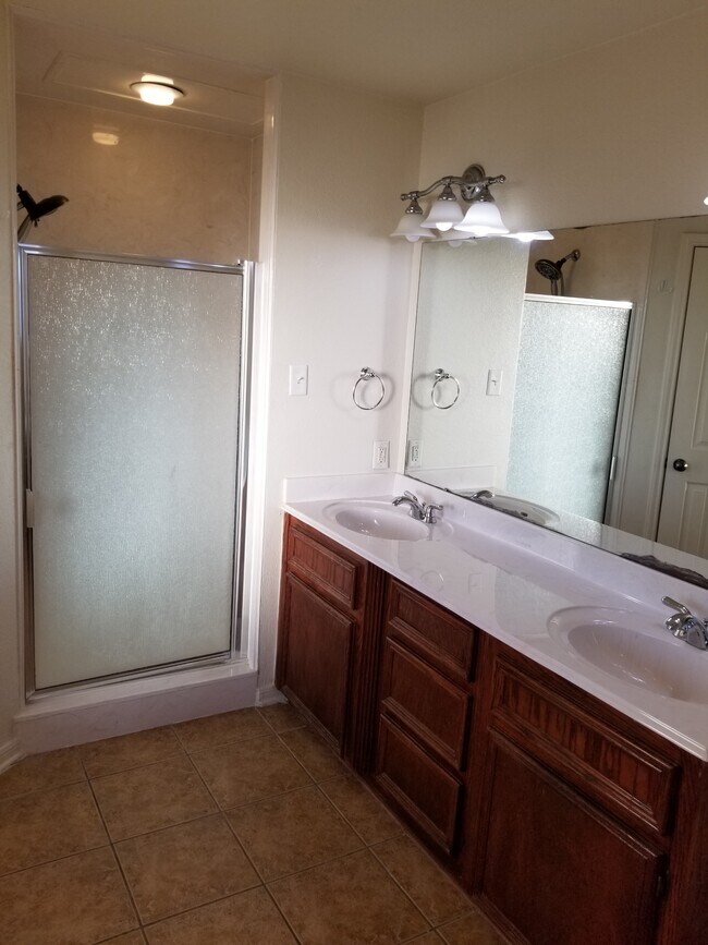 Building Photo - 3107 Lavender Ln