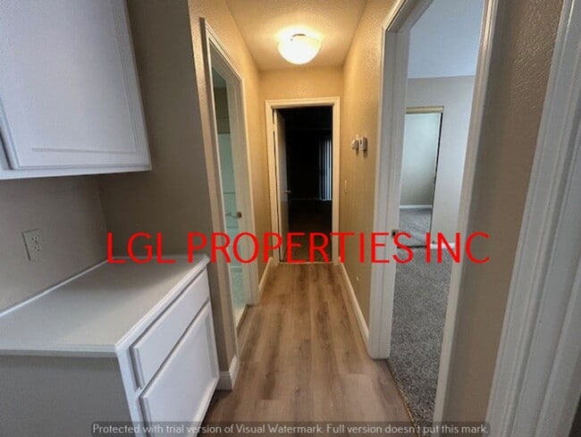 Building Photo - Very Nice Roseville 3 Bedroom 2 Bath Home