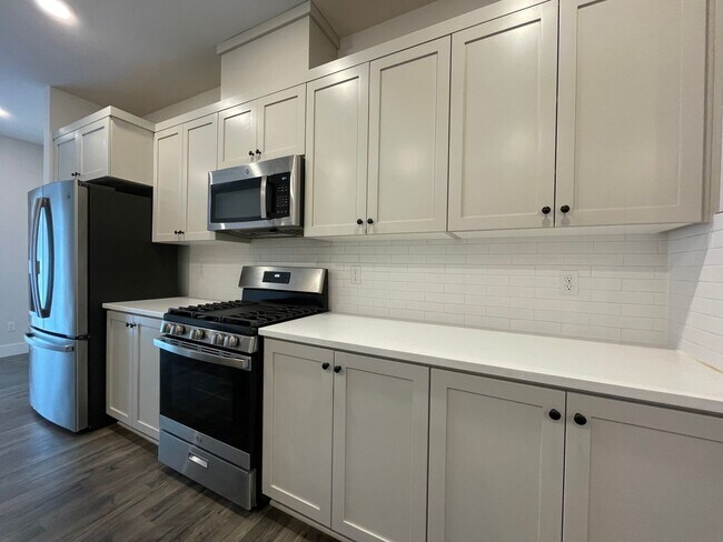 Building Photo - Beautiful, Bight & Modern 2Bd/2.5Ba Townhome in North Bethany! Two car attached garage, In unit l...