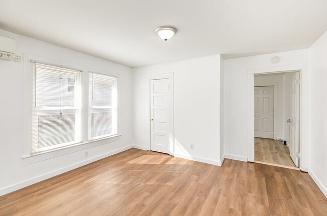 Building Photo - 659 Wilson St