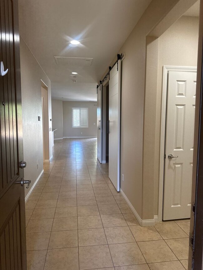 Building Photo - Single Story 3 bed 2 bath with Den