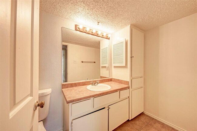 Building Photo - 2401 Leon St