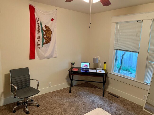 Building Photo - 909 W 30th St