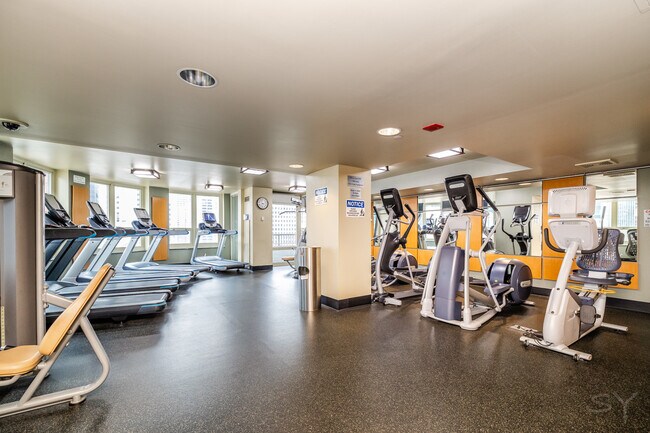 Building Photo - 345 N La Salle Dr