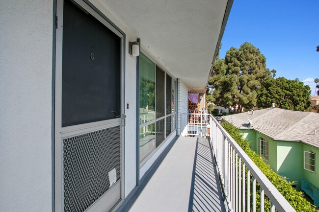 Building Photo - 918 11th Street in Santa Monica -North of ...
