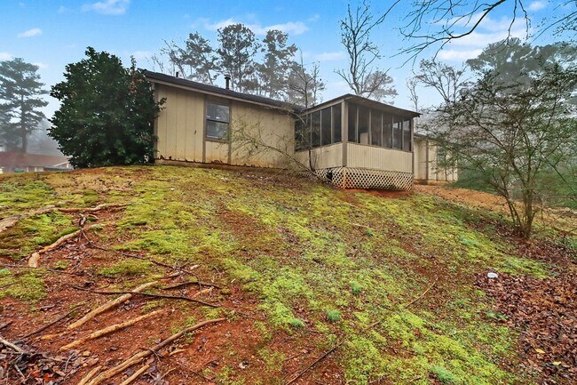 Building Photo - 3 Bedroom 2 Bathroom House