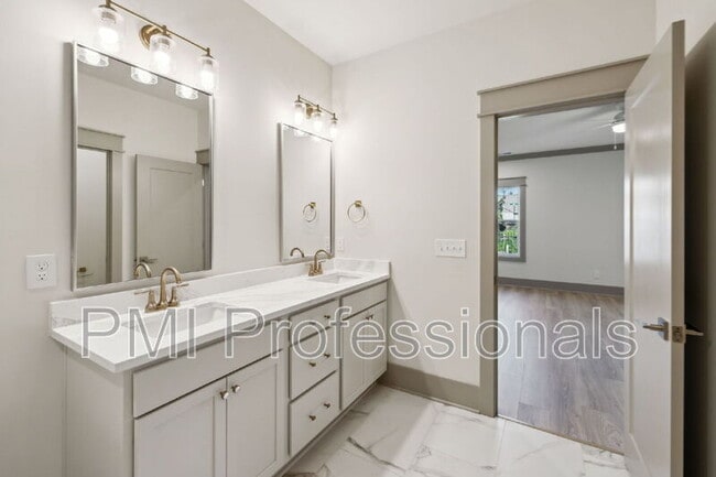 Building Photo - 3407 John Richards Dr