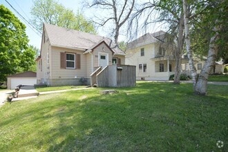 Building Photo - Beautiful Family Home Near Downtown And Al...