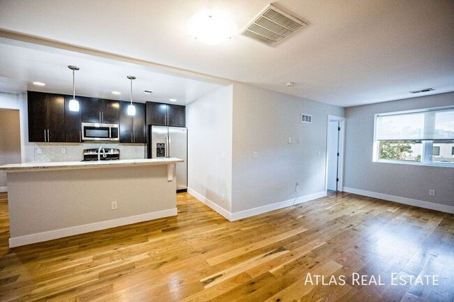 Building Photo - 2nd Floor LoHi 2 Bed 1 Bath with a Private...