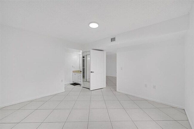 Building Photo - 1703 Whitehall Dr