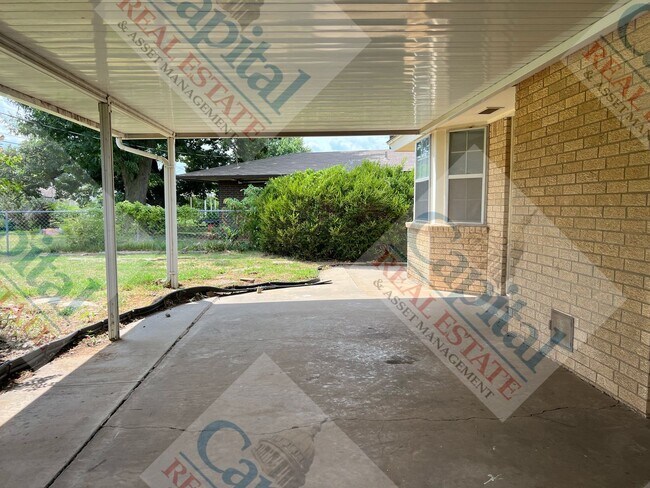 Building Photo - Charming 3 Bedroom