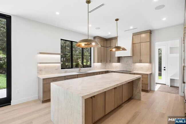 Building Photo - 242 Hardenburgh Ave