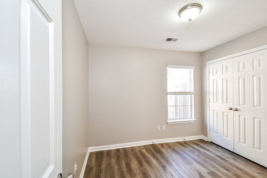 Building Photo - 7862 Fallstone Rd
