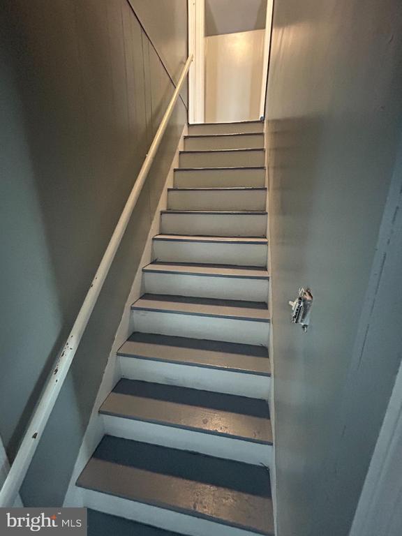 Building Photo - 234 W 7th St