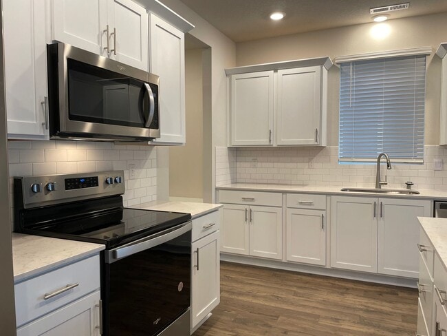 Building Photo - Don’t Miss This! Spacious Vancouver Home with Large Yard & Double Garage.