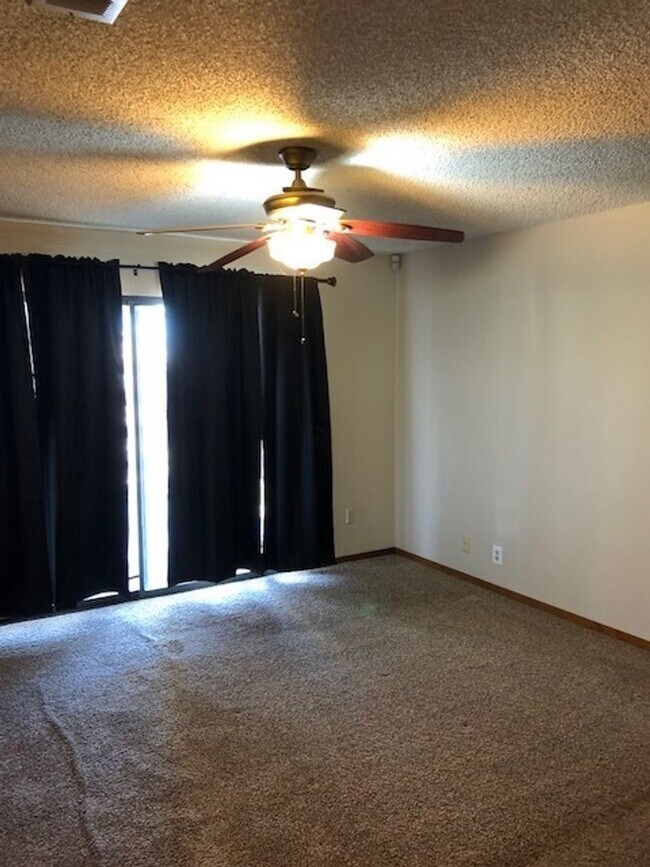 Building Photo - 980 Lakewood Dr
