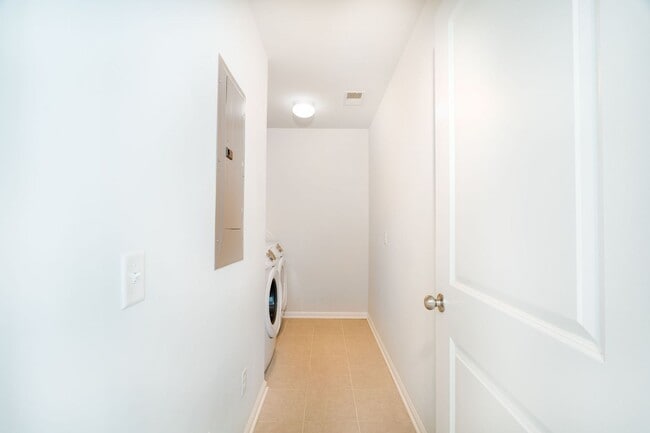 Building Photo - Spacious Living in the Heart of West Ashley
