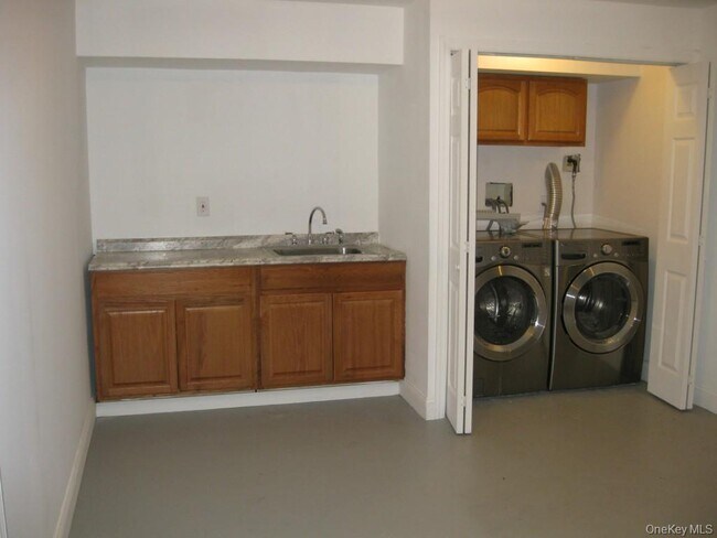 Building Photo - 622 S 6th Ave